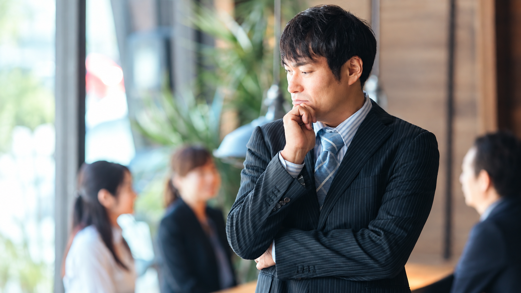 将来の収入について考える会社員